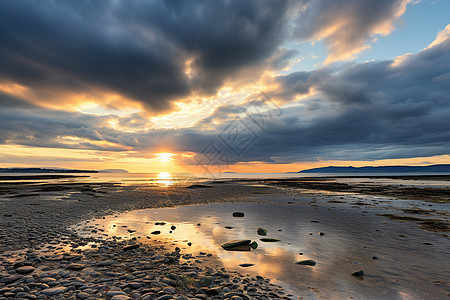 夕阳映照下的海滩景色图片