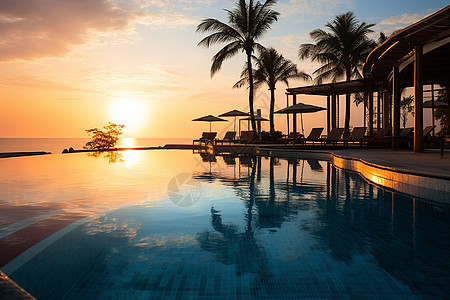 日落时夏日泳池的美丽景观图片
