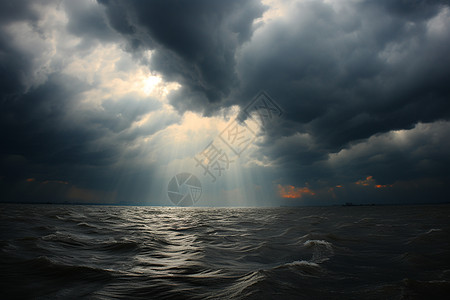 水天相连，阳光穿云，船影波间图片