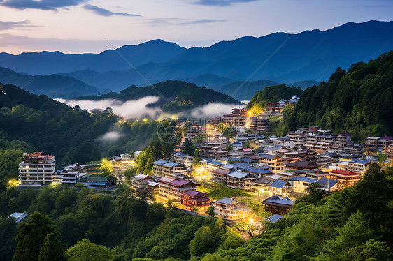 夏季山间雾气弥漫的村庄图片