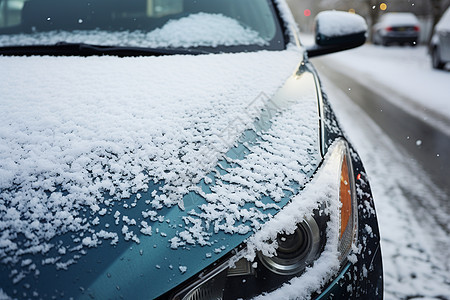 冬季雪后户外停放的车辆图片