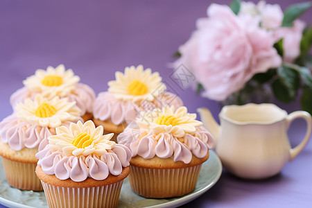 新鲜制作的花朵杯子蛋糕图片