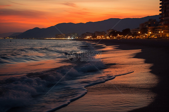 绚丽夕阳下静谧的海滩图片