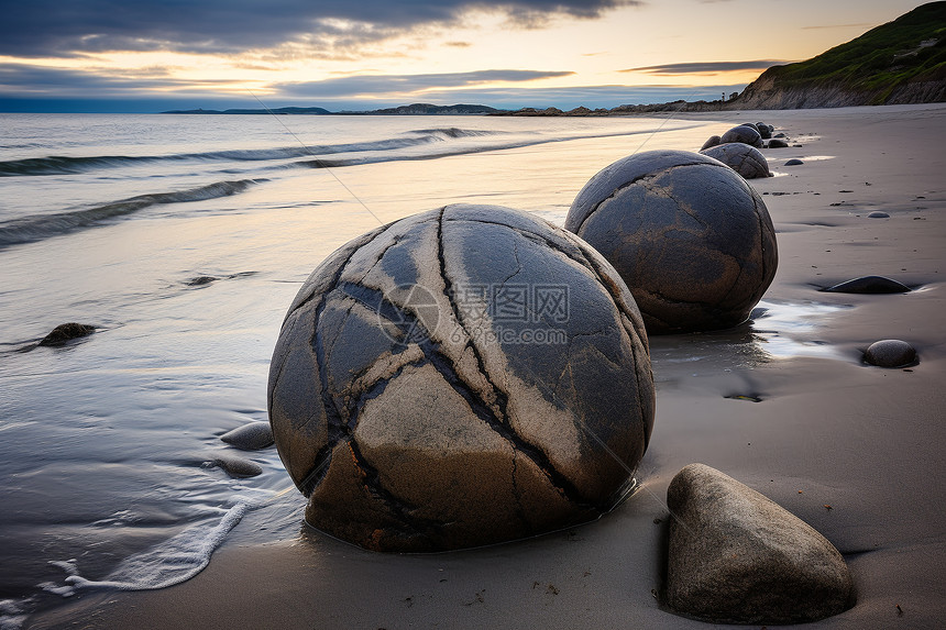 沙滩上的球形岩石图片