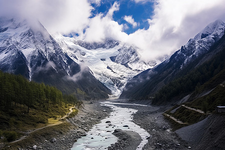 高山峻岭云雾缭绕的雪山景观图片