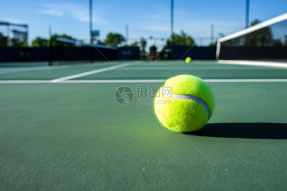室外网球场上的网球图片
