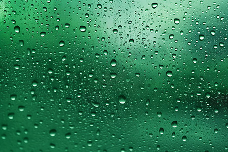 绿色玻璃上的水珠图片