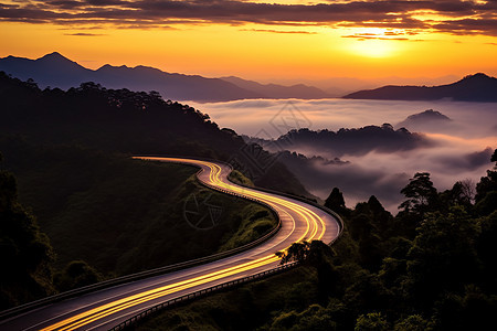 山脉中的道路图片