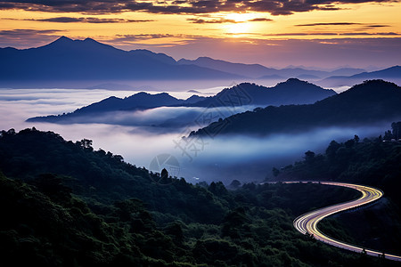 山区蜿蜒的道路图片