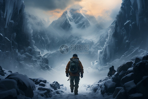 雪山中徒步的男子图片