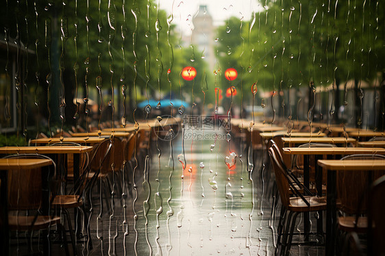 下雨时玻璃上的水滴图片