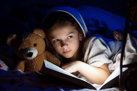 床上阅读书籍的孩子图片