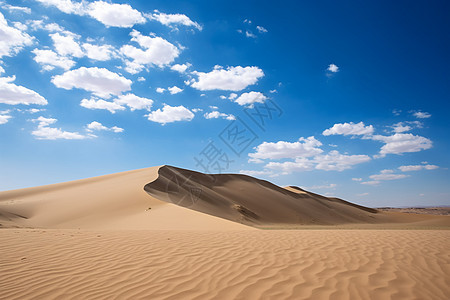 辽阔蓝天下的沙丘图片
