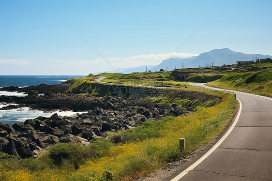 海岸边的行驶公路图片