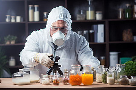 实验室内研究药物的化学家图片