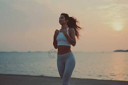 在海边晨跑的女性图片