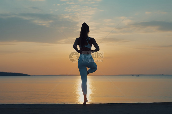 海边做瑜伽的女士图片