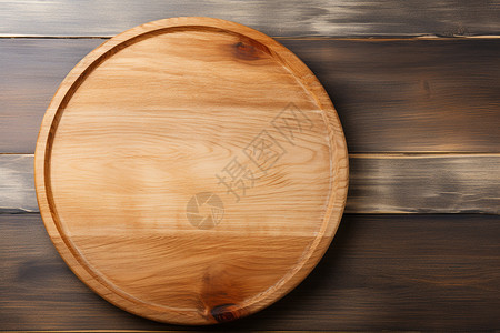 一块木质切菜板在木质墙上图片