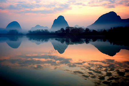 日出时药湖日出时湖面上倒影的山脉背景