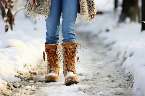 冬季雪地里的女性图片