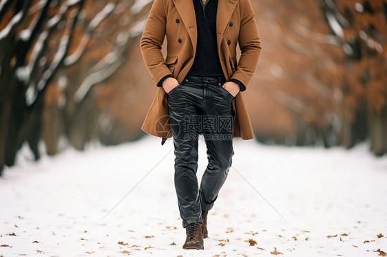 冬日漫步的男士图片