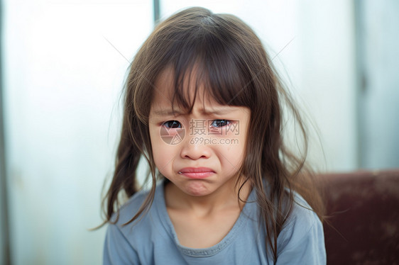 一个伤心的小女孩图片