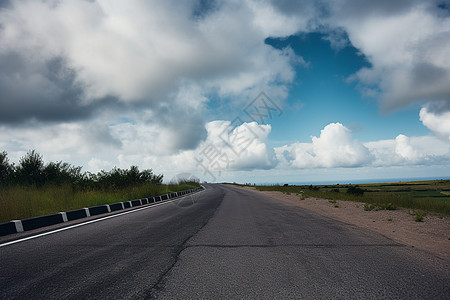 浩瀚天空下的长途公路图片