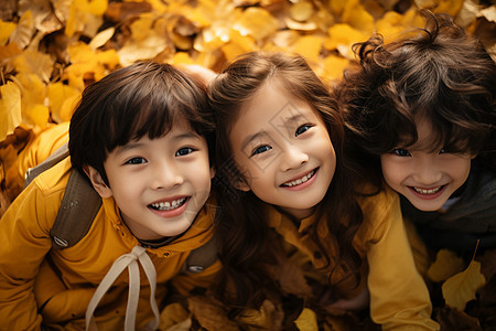 孩子们欢笑中的秋日堆叶图片