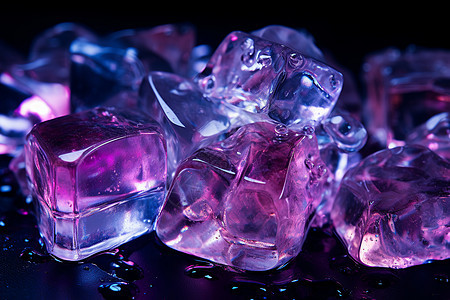 冰块上的紫色光影背景图片