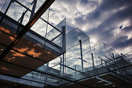 现代建筑玻璃屋顶的特写图片