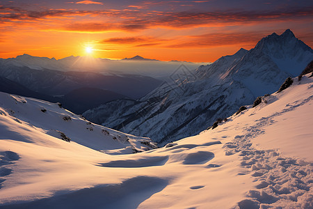 美丽的日出雪山景观图片