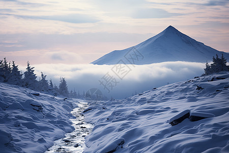 雪山旅程的美丽景观图片