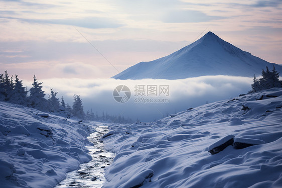 雪山旅程的美丽景观图片