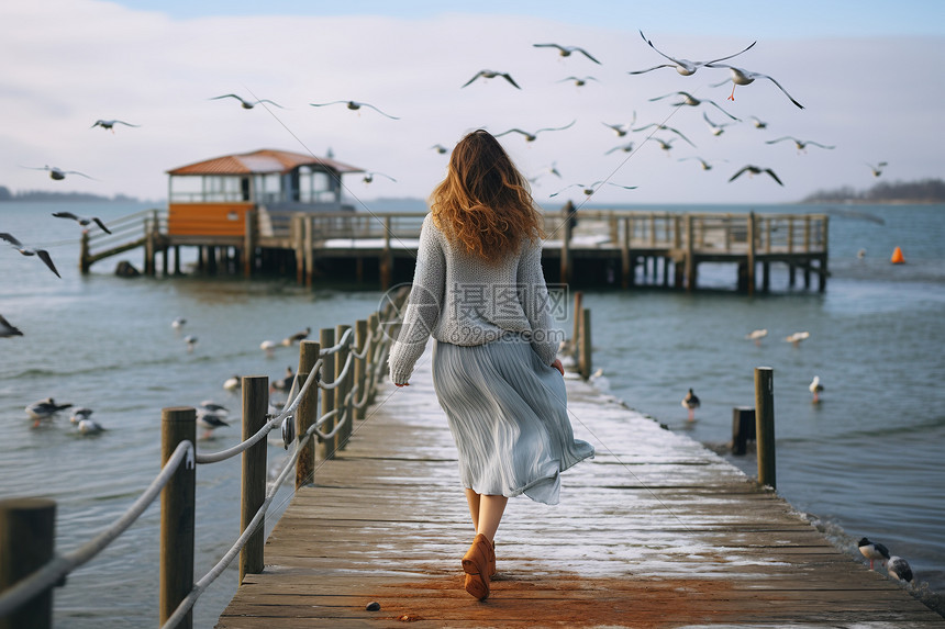 海边码头上散步的女生图片