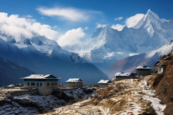 白雪覆盖的雪山景观图片