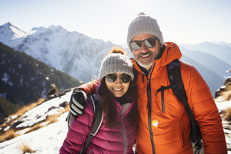 冬季爬山的夫妻背景图片
