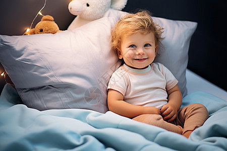 小孩子坐在放着玩偶的床上图片