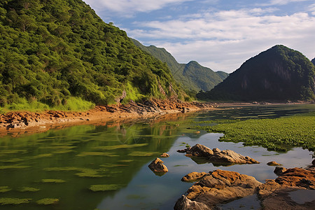 山下的河流景色图片