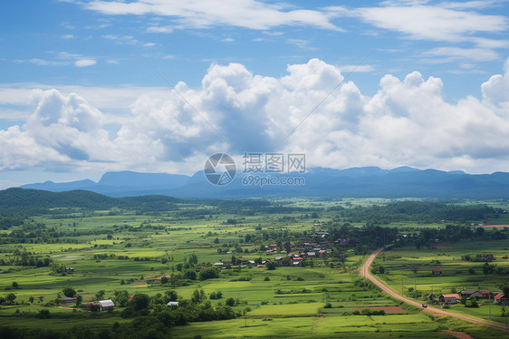 夏季辽阔的平原乡村景观图片