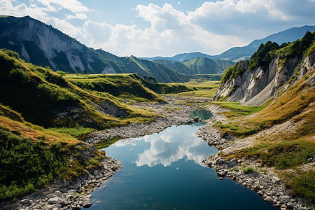 山谷中的河流风景图片