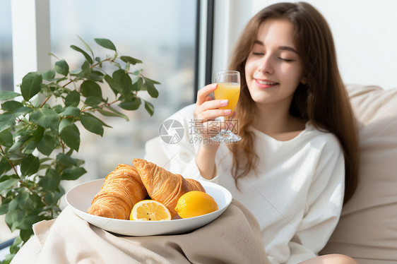 惬意享用早餐的女士图片