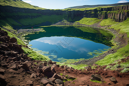 湖泊下的火山口图片