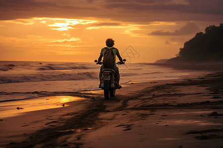 海滩上骑摩托车的人图片