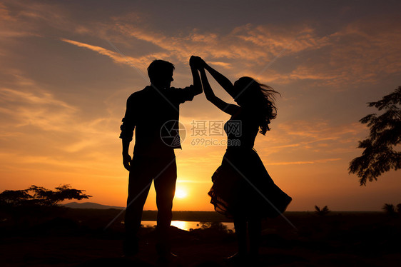 夕阳下共舞的情侣图片
