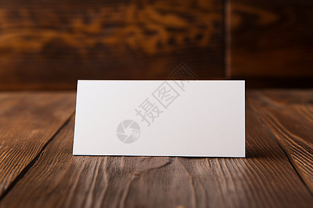 室内木桌上的白色卡片图片