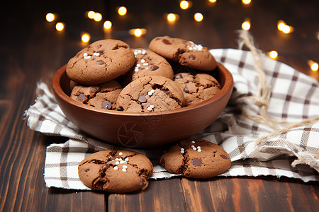 新鲜烘焙的巧克力饼干图片