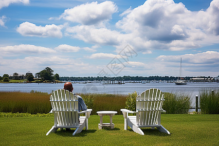 夏季湖畔的休闲桌椅图片