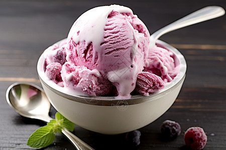 冰凉可口的浆果冰淇淋图片