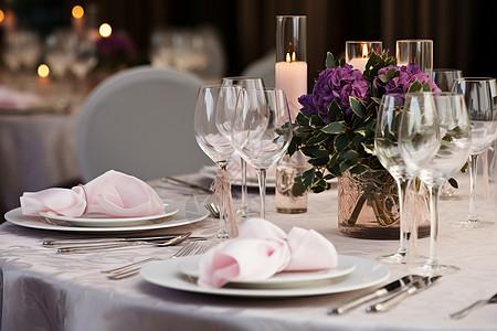 浪漫的鲜花布置餐桌高清图片