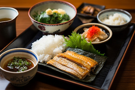 营养搭配的日式料理餐盒图片